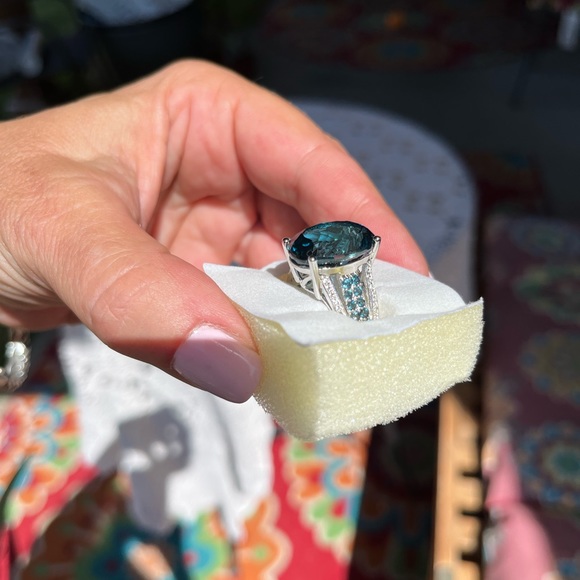 💙 London Blue Topaz Ring with White and Blue Topaz accents. Set in Sterling - Picture 3 of 8
